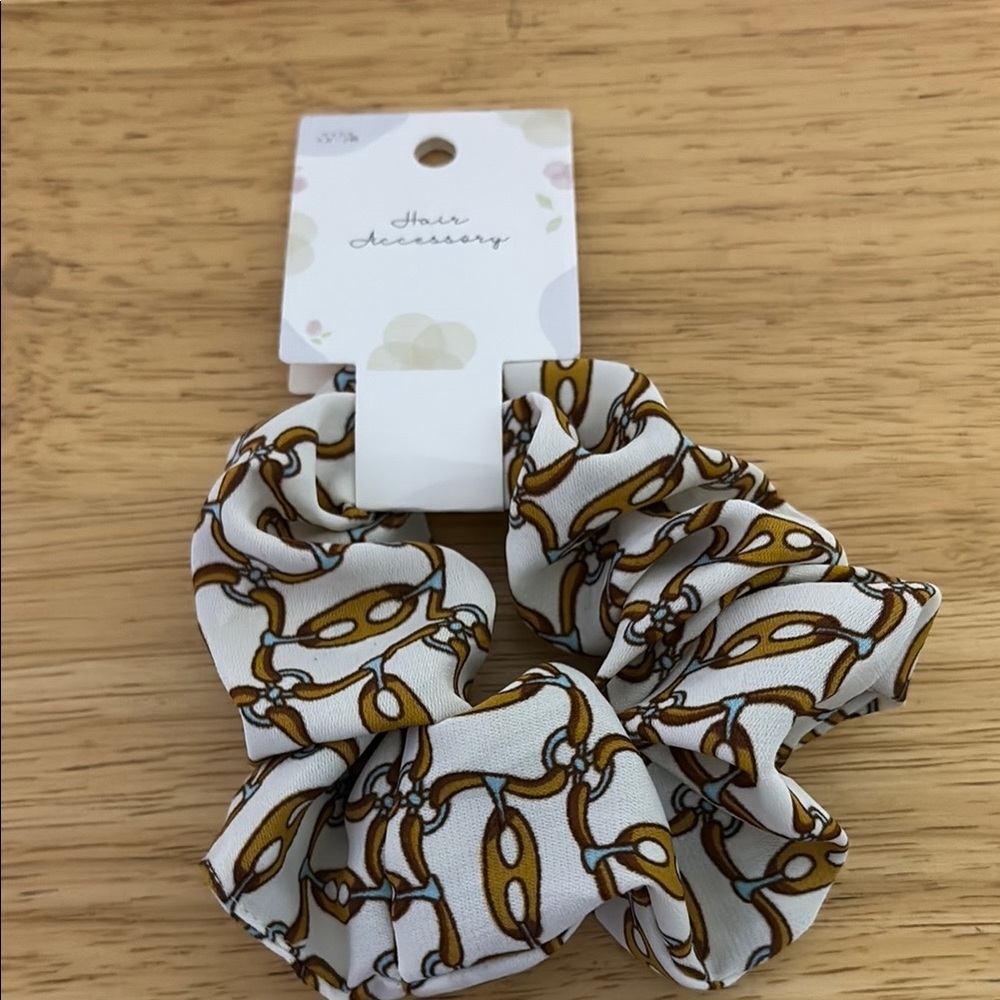 White and Gold Chain Pattern Scrunchie
